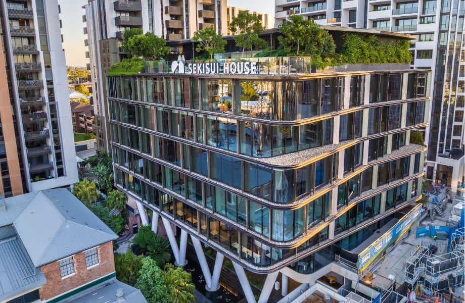 A newly-developed 6-level modern office building, known as Greenhouse, in Brisbane’s
inner city hot spot suburb of West End, is up for sale