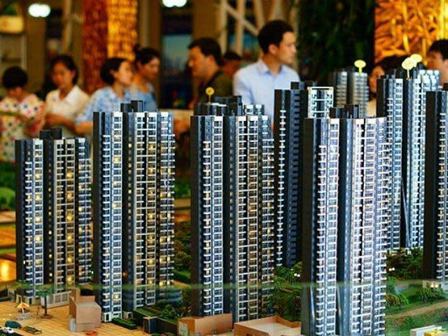 china-homebuyers-look-at-housing-models-ap-640x480-640x480