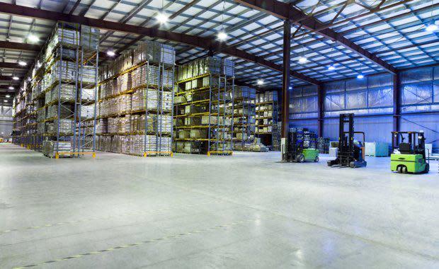 Large-modern-warehouse-with-forklifts-1024x700_620x380