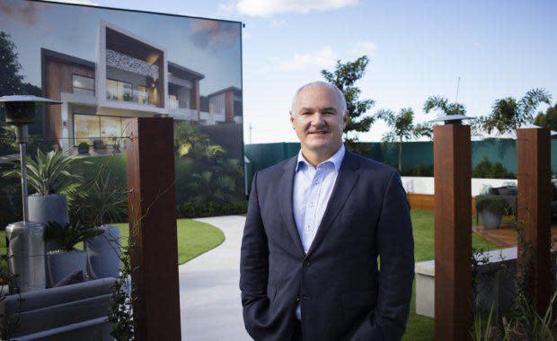Tim-Lawless-onsite-at-Robina-Groups-Vue-Terrace-Homes-open-air-gallery-walk_620x380